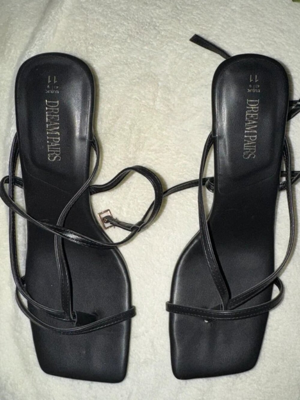 Dream Pairs Black Strappy Kitten Heel Sandals – Size 11